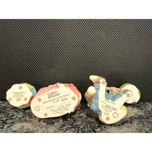 Set Of 3 Ceramic Cat Figurines In Raincoat & Bag With Playful Accessories - Picture 12 of 13